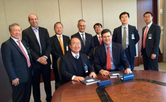 대우조선해양은 미국 셰브론이 향후 발주할 해양플랜트 우선협상 지위를 획득했다고 20일 밝혔다. 정성립 사장(앞줄 왼쪽)과 셰브론의 조그레고리 사장이 양사 관계자들과 함께 최근 미국 셰브론 본사에서 기본합의서에 서명뒤 기념촬영을 하고 있다.<대우조선 제공>